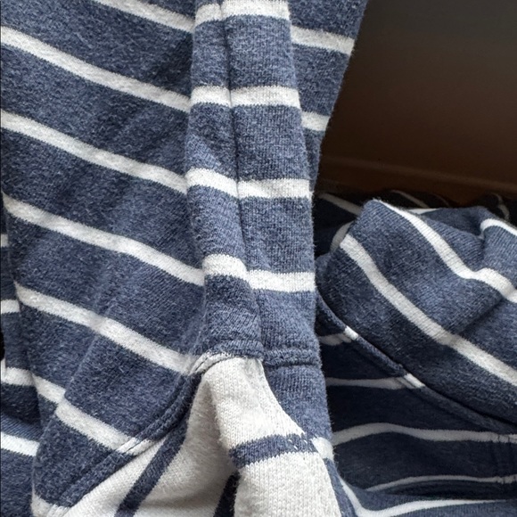 Vineyard Vines Navy and Cream Striped Hoodie. - Picture 5 of 8